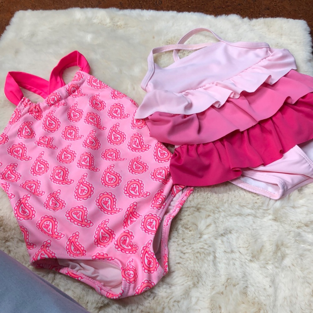 2 swimsuits‎ one piece